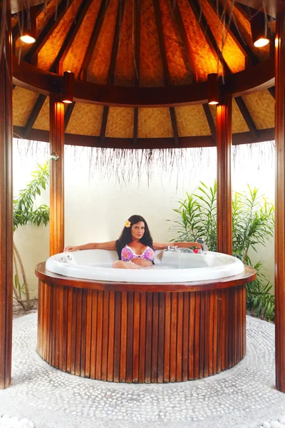 Mulher bonita relaxante em jacuzzi — Fotografia de Stock