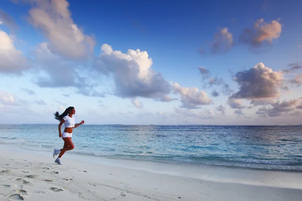 Mulher correndo na praia — Fotografia de Stock