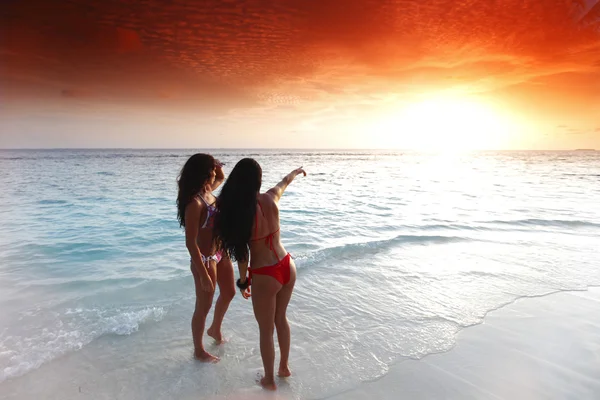 两名妇女在海滩上享受日落 — 图库照片