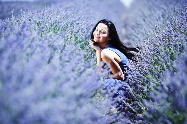 Vrouw op een lavendelveld — Stockfoto