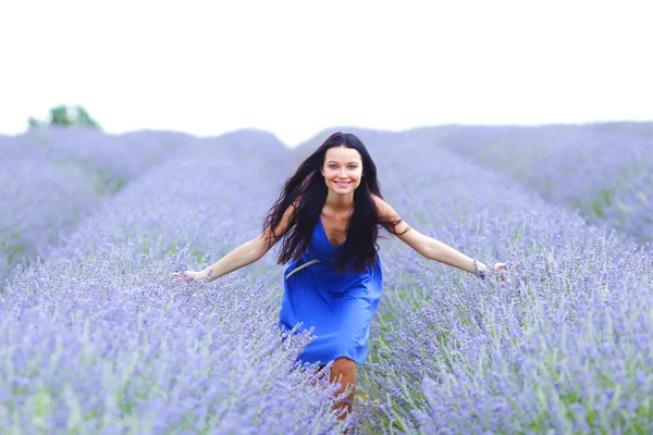 Mulher em pé em um campo de lavanda — Fotografia de Stock