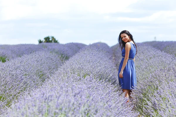 Mulher em pé em um campo de lavanda — Fotografia de Stock