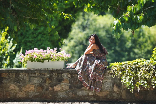 Woman in summer park — Stock Photo, Image