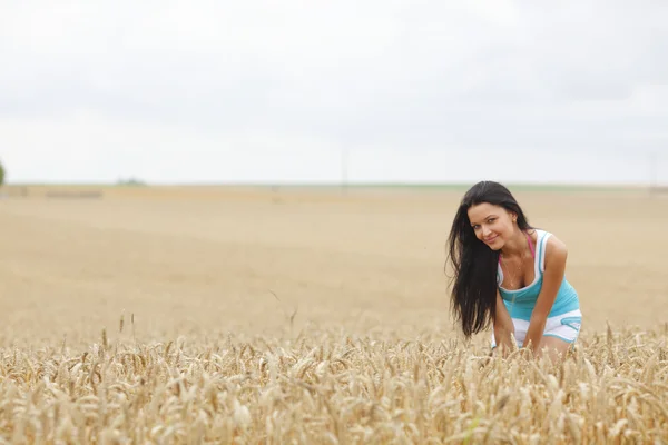 Woman on wheat field — Stock Photo, Image