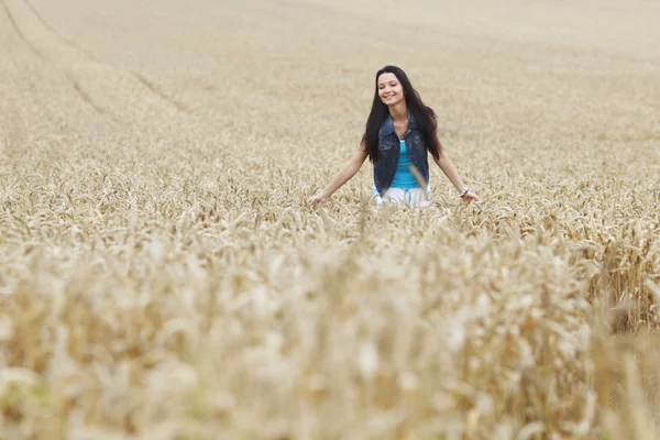 Woman on wheat field — Stock Photo, Image