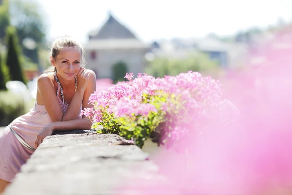 Frau in Blumen — Stockfoto
