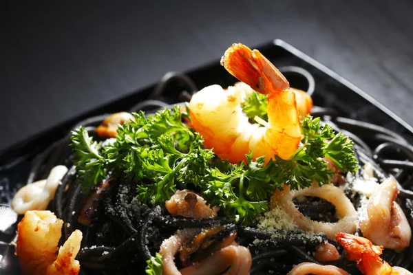 Черные спагетти с морепродуктами — стоковое фото