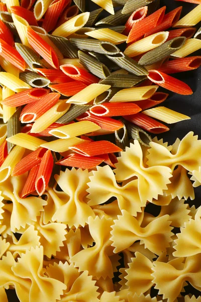 Vielfalt der Arten und Formen italienischer Pasta — Stockfoto