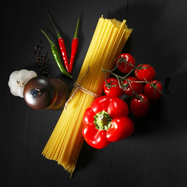 Pasta ingredienser på svart bord — Stockfoto