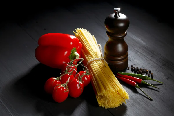 Ingredientes de pasta en mesa negra — Foto de Stock