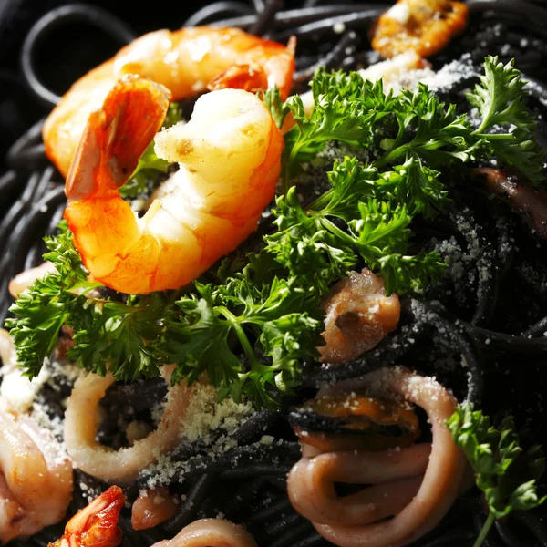 Spaghetti neri con frutti di mare — Foto Stock
