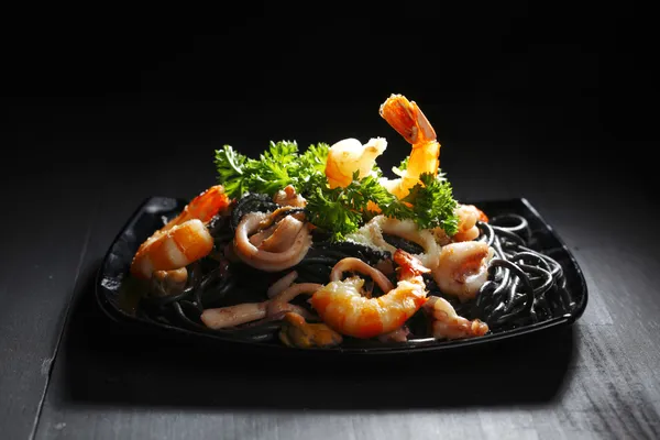 Black spaghetti with seafood — Stock Photo, Image