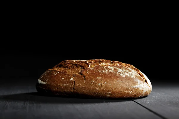 Pão preto inteiro na mesa — Fotografia de Stock