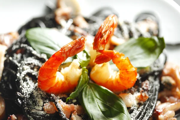 Black spaghetti with seafood — Stock Photo, Image