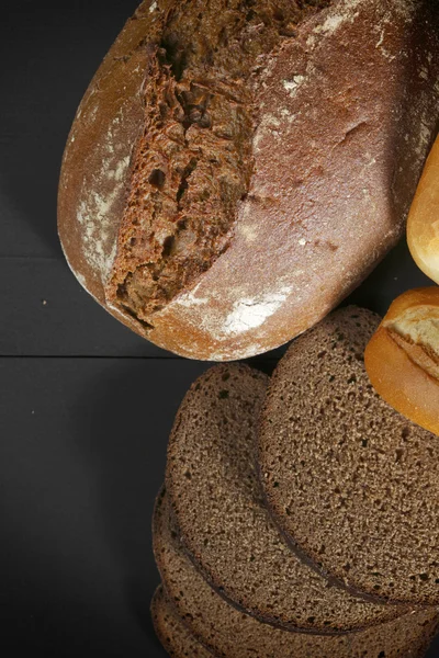 Olika skivat bröd på bordet — Stockfoto