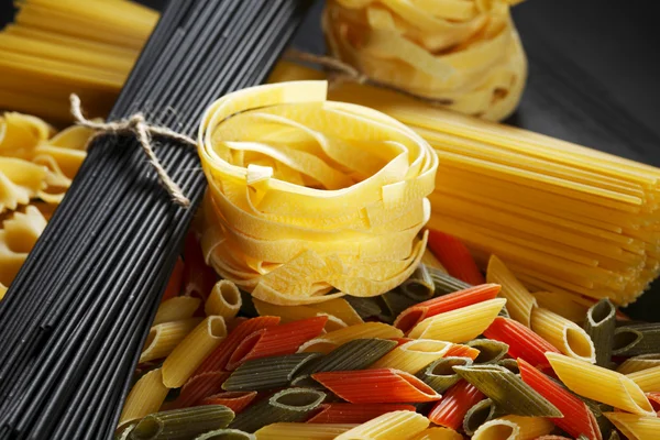 Verscheidenheid van soorten en vormen van Italiaanse pasta — Stockfoto