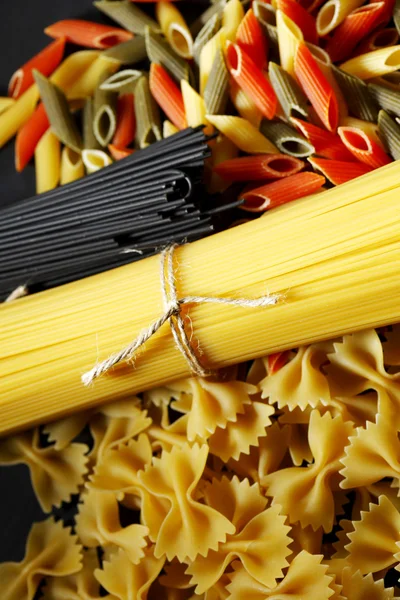 Olika typer och former av italiensk pasta — Stockfoto