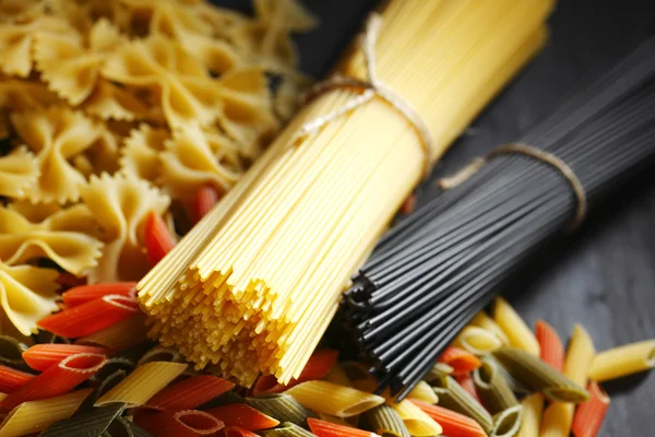 Olika typer och former av italiensk pasta — Stockfoto