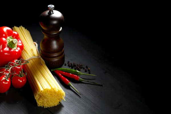 Ингредиенты макарон на черном столе — стоковое фото