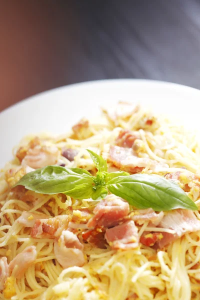 Carbonara de espaguete com bacon frito — Fotografia de Stock