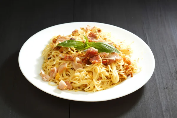 Spaghetti carbonara with fried bacon — Stock Photo, Image