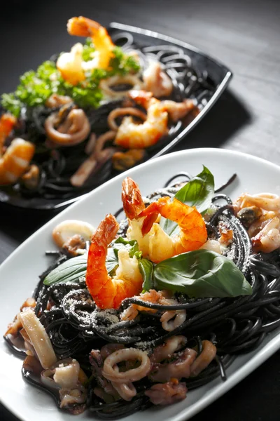 Zwarte spaghetti met zeevruchten — Stockfoto