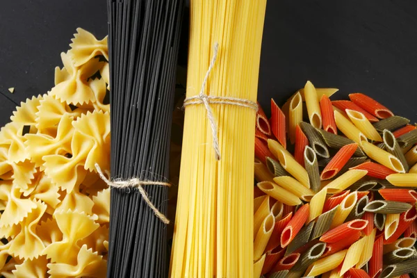 Разнообразие типов и форм итальянской пасты — стоковое фото