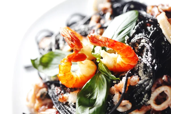 Чорна спагетті з морепродуктами — стокове фото