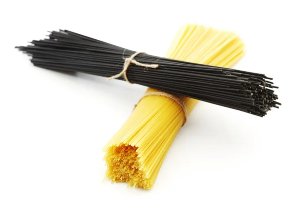 Svart och vit torr spaghetti — Stockfoto