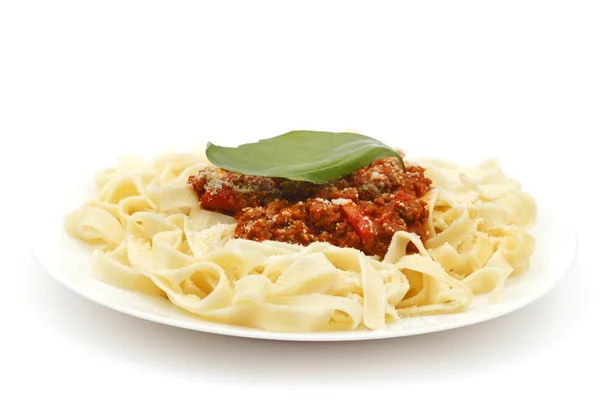 Спагетти Болоньезе на белой тарелке — стоковое фото