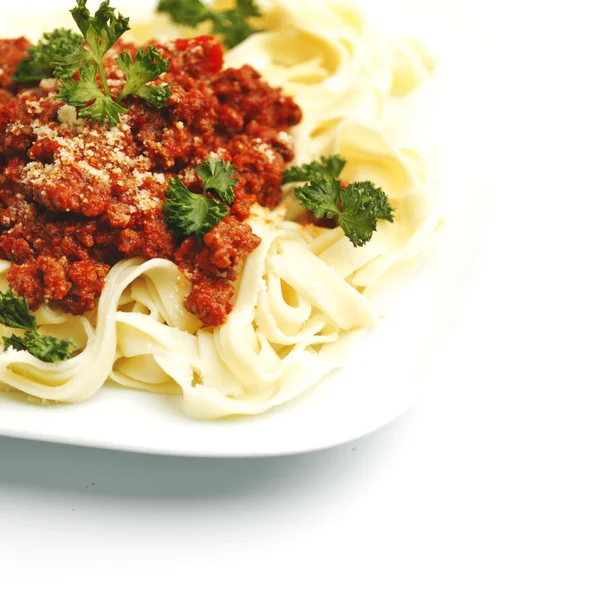 Spaghetti bolognese na białym talerzu — Zdjęcie stockowe