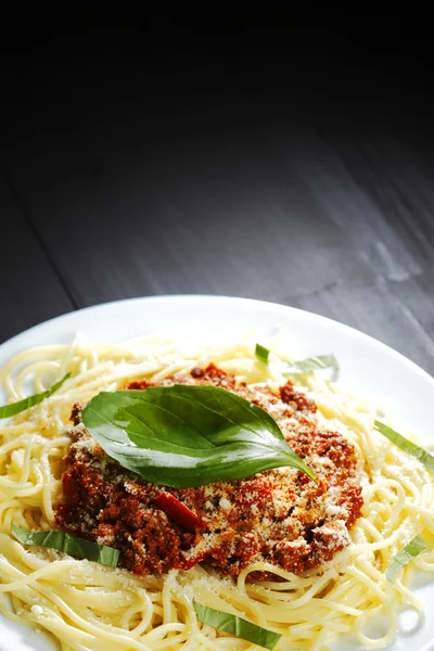 Spaghetti bolognese z bazylią — Zdjęcie stockowe