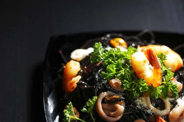 Zwarte spaghetti met zeevruchten — Stockfoto