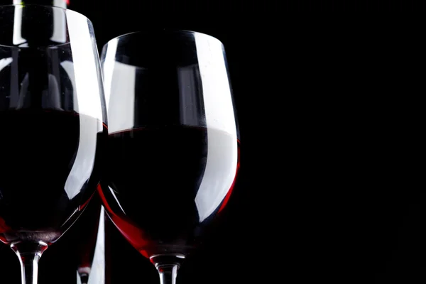 赤ワインのガラスの黒いシルエット背景 — ストック写真