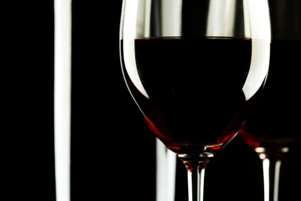 Silueta de cristal de vino tinto Fondo negro —  Fotos de Stock