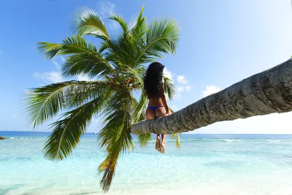 Mulher na palma da mão no fundo do mar — Fotografia de Stock