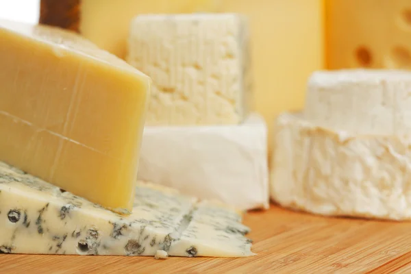 Queso sobre una mesa de madera — Foto de Stock