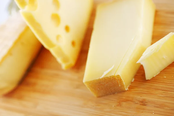 Käse auf einem Holztisch — Stockfoto