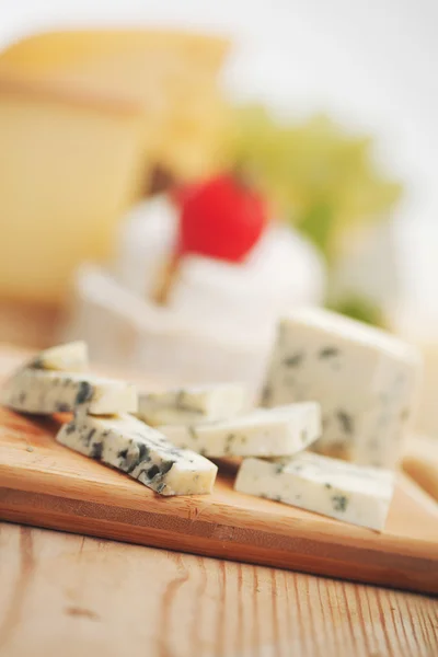 Queso sobre una mesa de madera —  Fotos de Stock