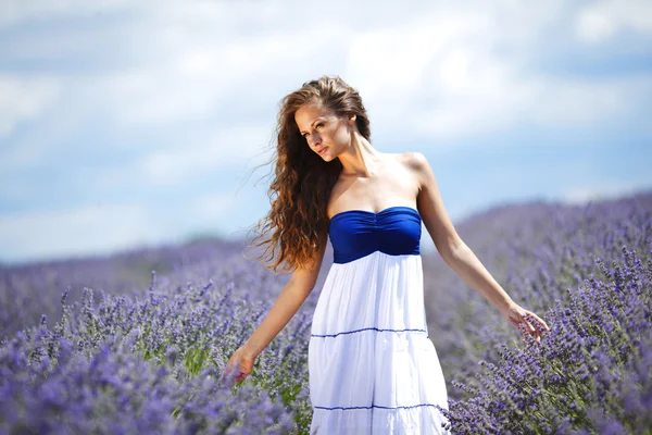 Mulher no campo de lavanda — Fotografia de Stock