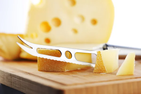 Queso con cuchillo de queso — Foto de Stock