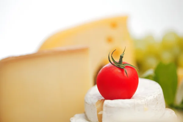 Queso sobre una mesa de madera —  Fotos de Stock