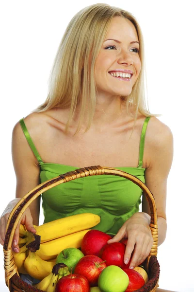 Femme tient un panier de fruits — Photo