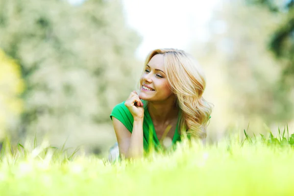 Frau liegt auf Gras — Stockfoto