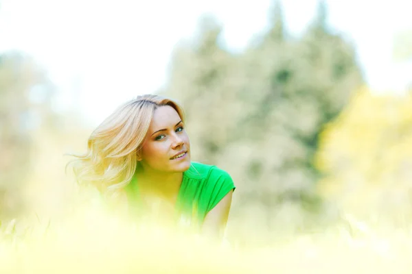 Femme couchée sur l'herbe — Photo