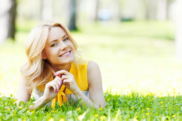 Vrouw liggend op gras — Stockfoto