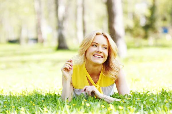 Frau liegt auf Gras — Stockfoto