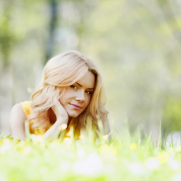 Vrouw liggend op gras — Stockfoto