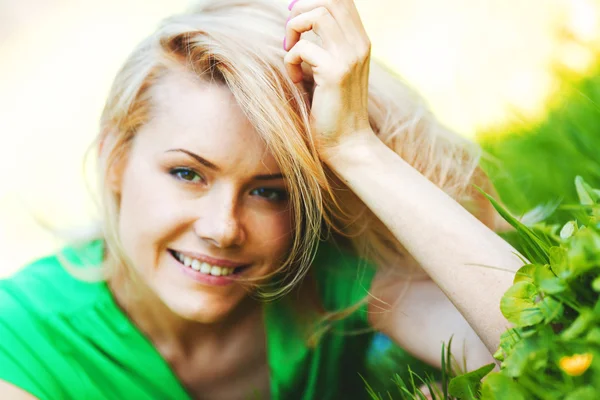 Femme couchée sur l'herbe — Photo