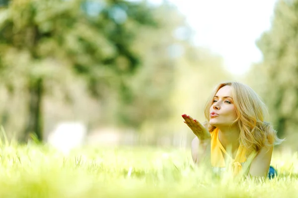 Femme couchée sur l'herbe — Photo